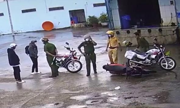 Tước danh hiệu CAND ba cảnh sát đánh hai thiếu niên chạy xe máy - Ảnh 2.