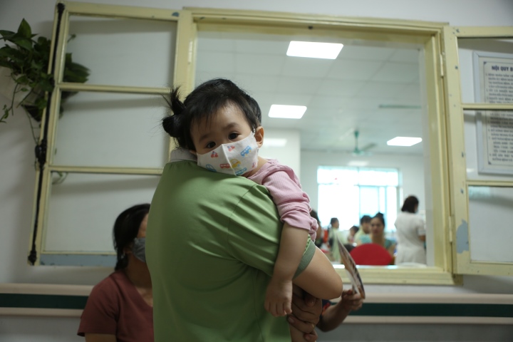 Nhiều bệnh viện ở Hà Nội quá tải bệnh nhi, một bác sĩ chăm 20 trẻ - Ảnh 1.