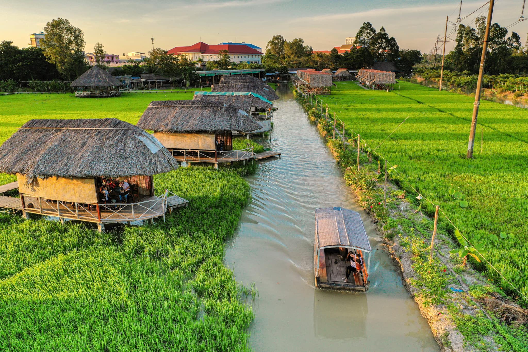 Ghé thăm khu du lịch nằm giữa đồng ruộng xanh mướt, trải nghiệm ...