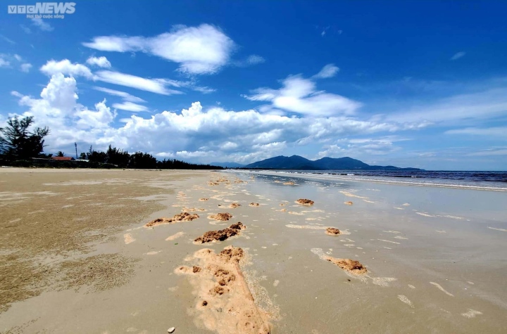 Sau bão Noru, vùng biển đẹp ở Thừa Thiên - Huế xuất hiện màu nâu đỏ bất thường - Ảnh 3.