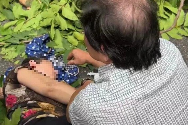 Hà Nội: Cây đổ đè trúng một phụ nữ đang đi xe máy trên phố Hàng Mã - Ảnh 1. Hà Nội: Cây đổ đè trúng một phụ nữ đang đi xe máy trên phố Hàng Mã - Ảnh 1.