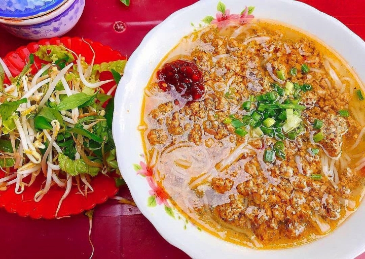 Bún rạm Quy Nhơn nhìn ngỡ bún riêu, nếm thử mới thấy khác lạ
