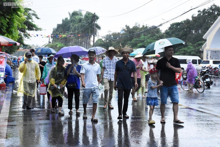Vạn người đội mưa, chen chân về xem Lễ hội chọi trâu Đồ Sơn, Hải Phòng - Ảnh 3.