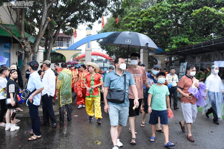Vạn người đội mưa, chen chân về xem Lễ hội chọi trâu Đồ Sơn, Hải Phòng - Ảnh 10.