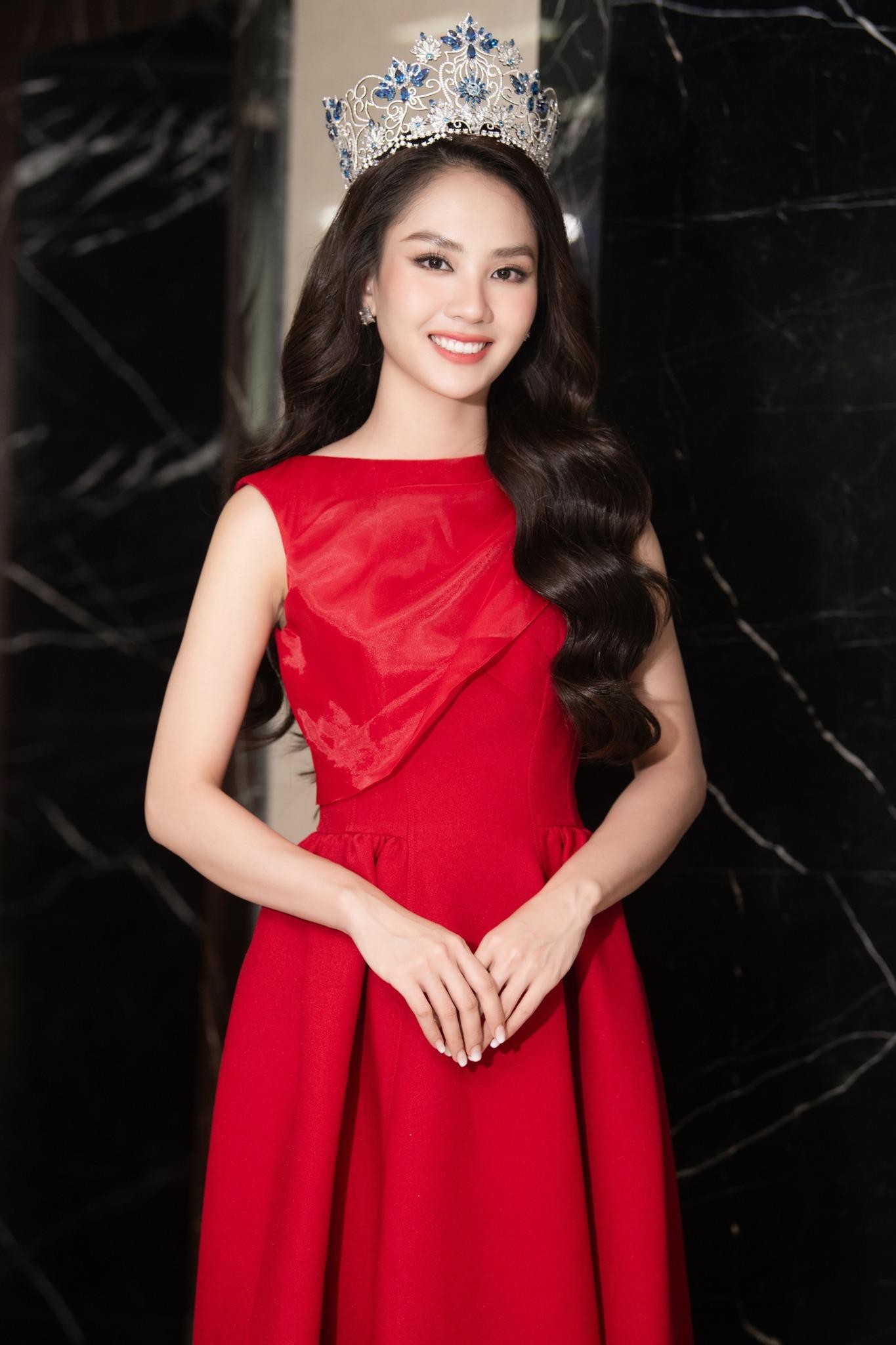 Hoa hậu Mai Phương yêu kiều với váy đỏ rực, 'Á hậu mặt mộc' Phương Nhi diện váy xẻ vòng 1 quyến rũ - Ảnh 1.