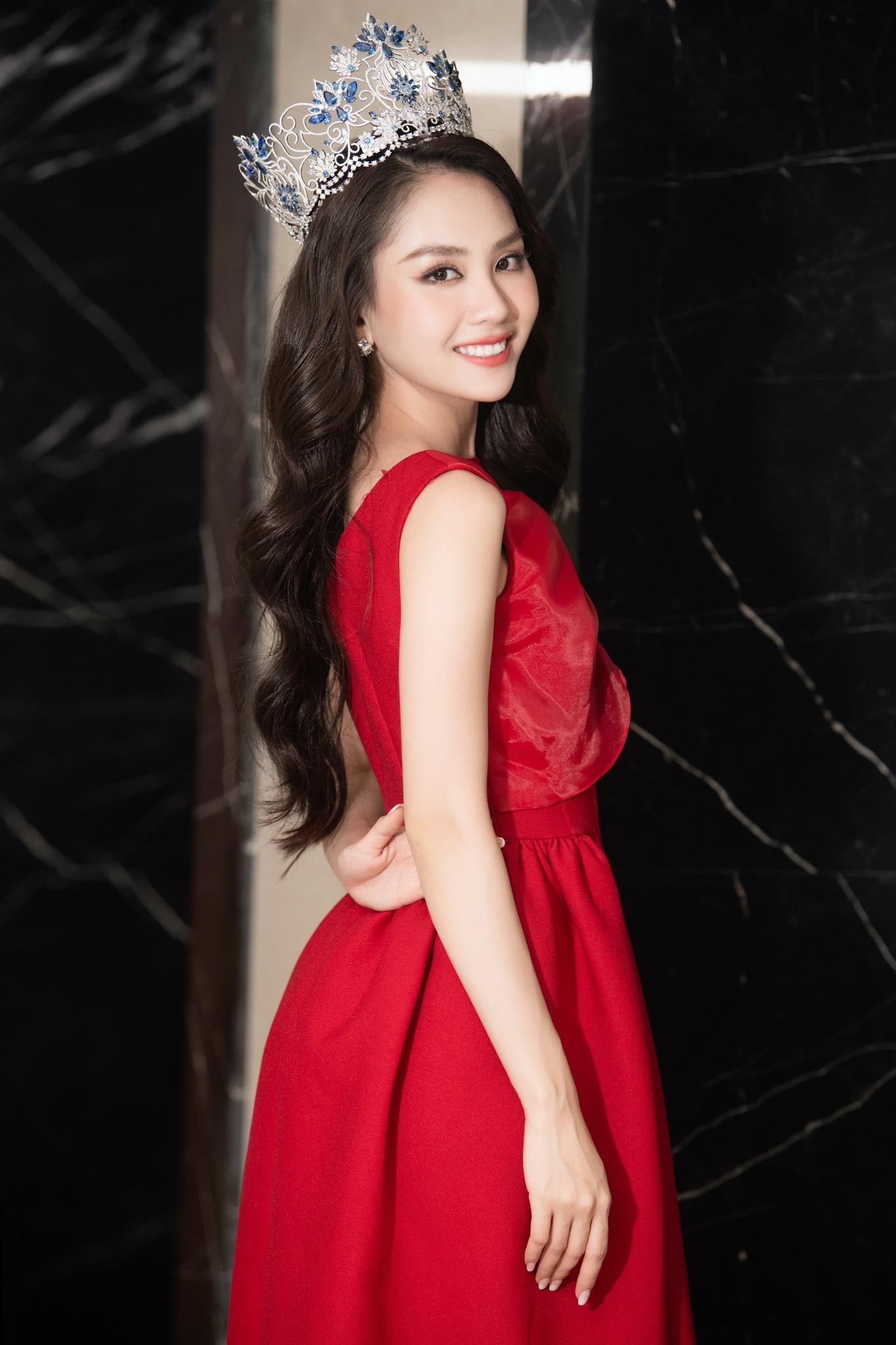 Hoa hậu Mai Phương yêu kiều với váy đỏ rực, 'Á hậu mặt mộc' Phương Nhi diện váy xẻ vòng 1 quyến rũ - Ảnh 2.