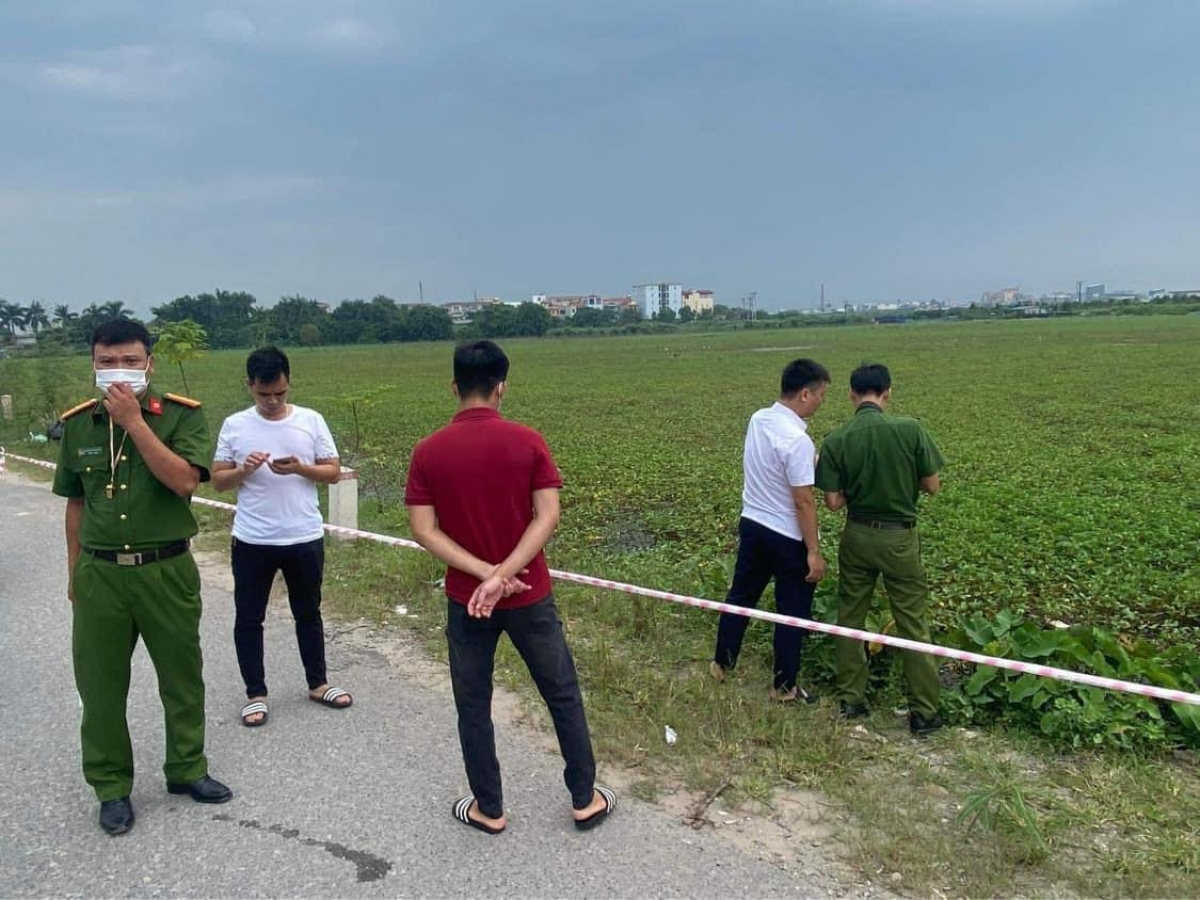 Điều tra vụ người đàn ông tử vong dưới mương nước tại Hà Nội - Ảnh 1. Điều tra vụ người đàn ông tử vong dưới mương nước tại Hà Nội - Ảnh 1.