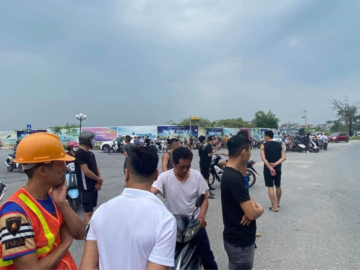 Điều tra vụ người đàn ông tử vong dưới mương nước tại Hà Nội - Ảnh 2. Điều tra vụ người đàn ông tử vong dưới mương nước tại Hà Nội - Ảnh 2.