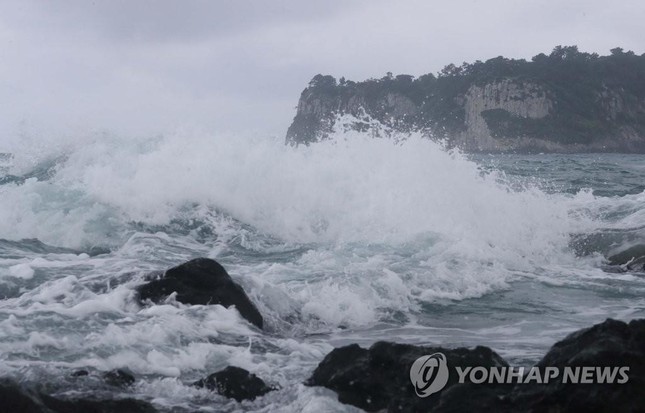 Siêu bão áp sát, Nhật Bản sơ tán dân, huỷ hàng loạt chuyến bay - Ảnh 6.