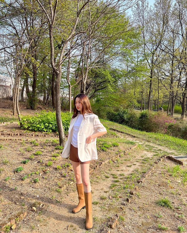Học lỏm gu thời trang tối giản cực trẻ trung của nữ Youtuber Hàn Quốc nổi tiếng - Ảnh 29.