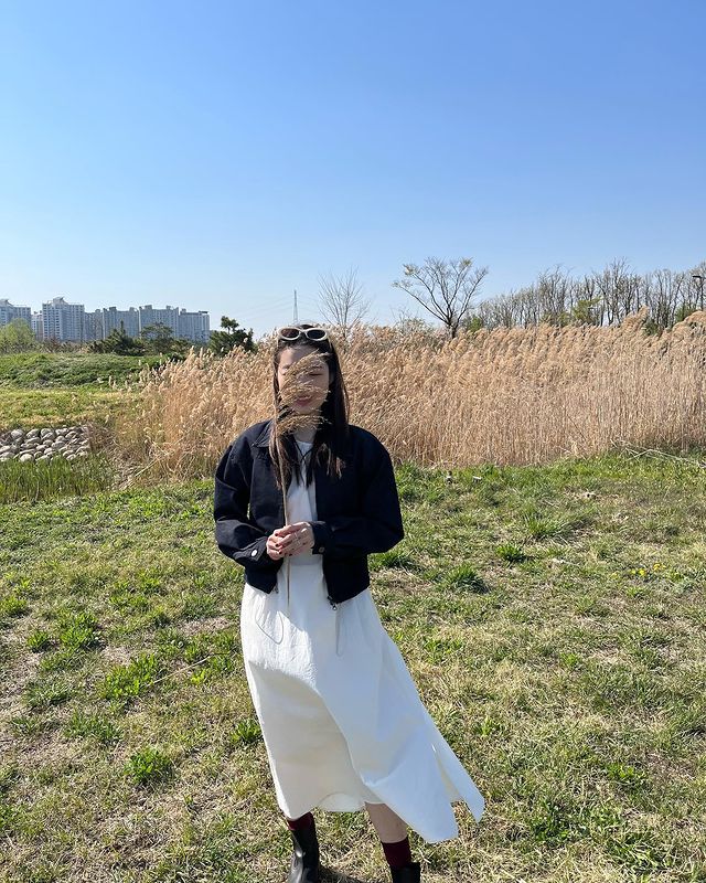 Học lỏm gu thời trang tối giản cực trẻ trung của nữ Youtuber Hàn Quốc nổi tiếng - Ảnh 13.