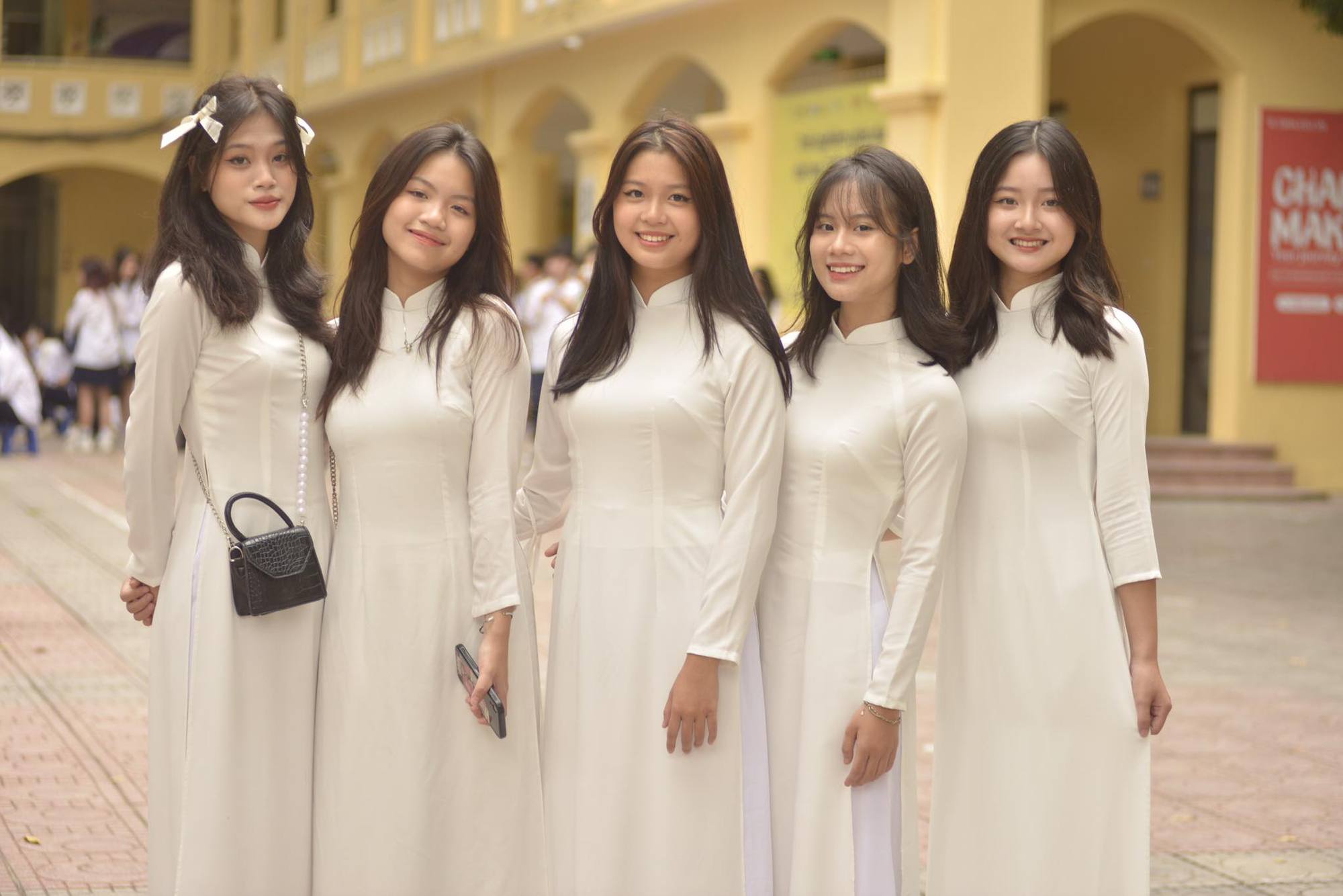 Dàn nữ sinh trong lễ khai giảng, chỉ diện áo dài trắng là ai cũng xinh! - Ảnh 5.
