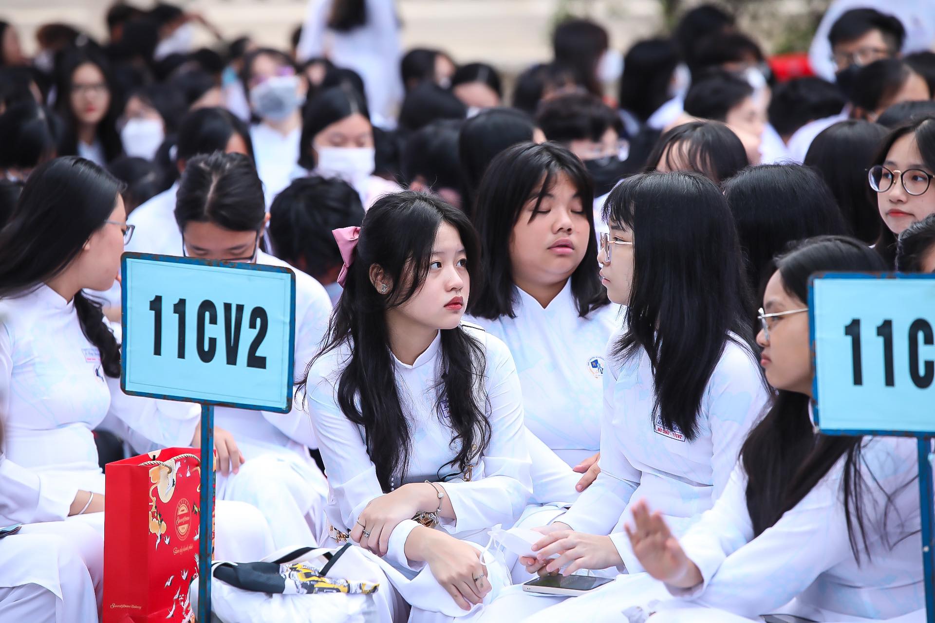 Dàn nữ sinh trong lễ khai giảng, chỉ diện áo dài trắng là ai cũng xinh! - Ảnh 9.