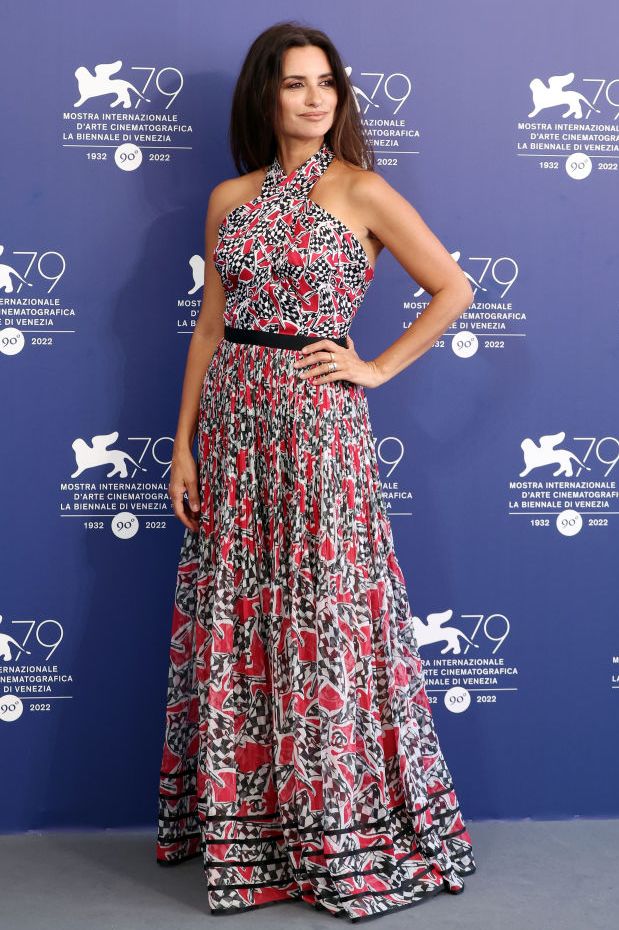 Tất cả những bộ thời trang đẹp nhất từ Liên hoan phim Venice 2022 - Ảnh 2.