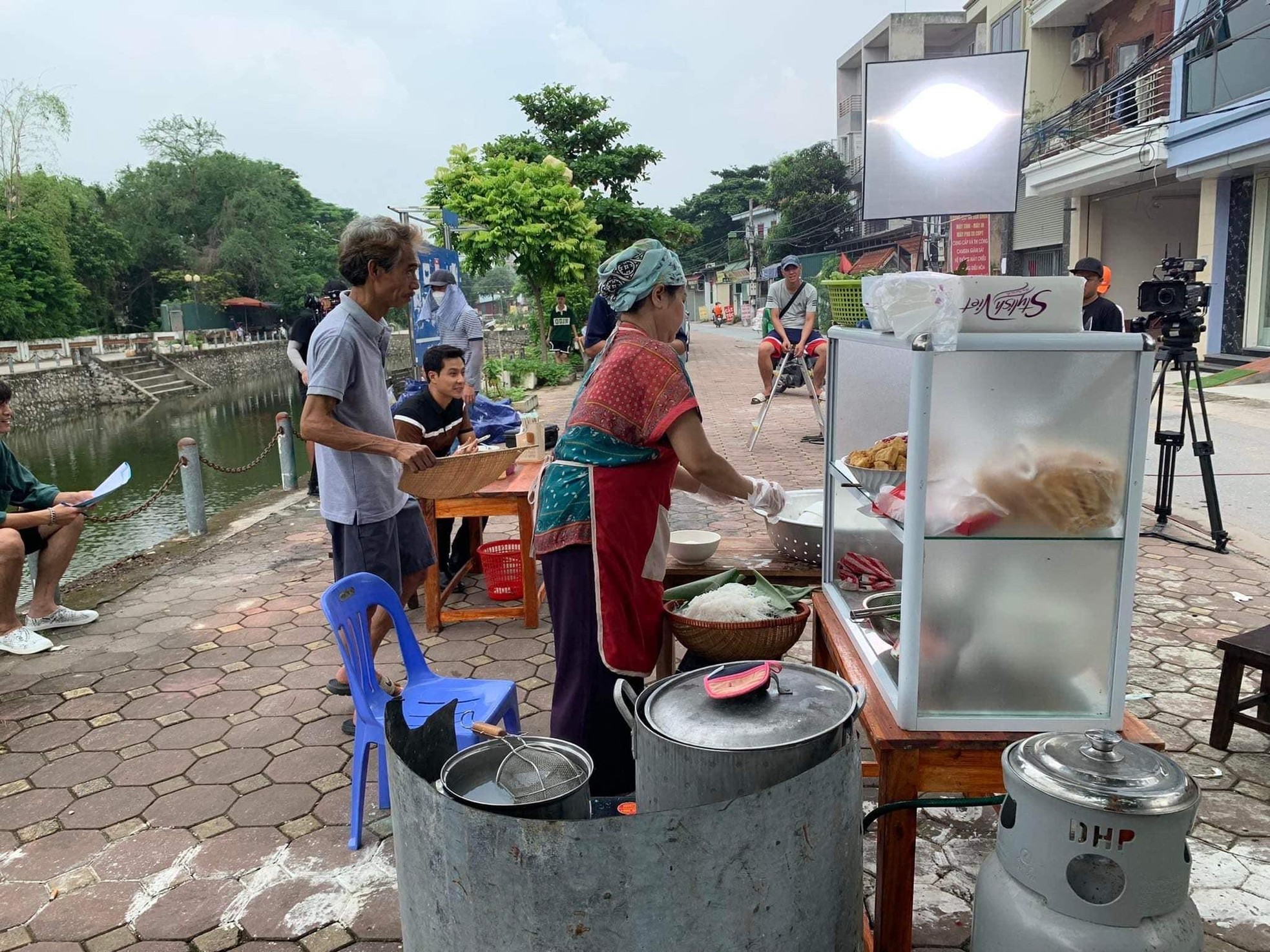 NSND Minh Hằng khoe ảnh hậu trường bán bún trong 'Đấu trí' - Ảnh 4.