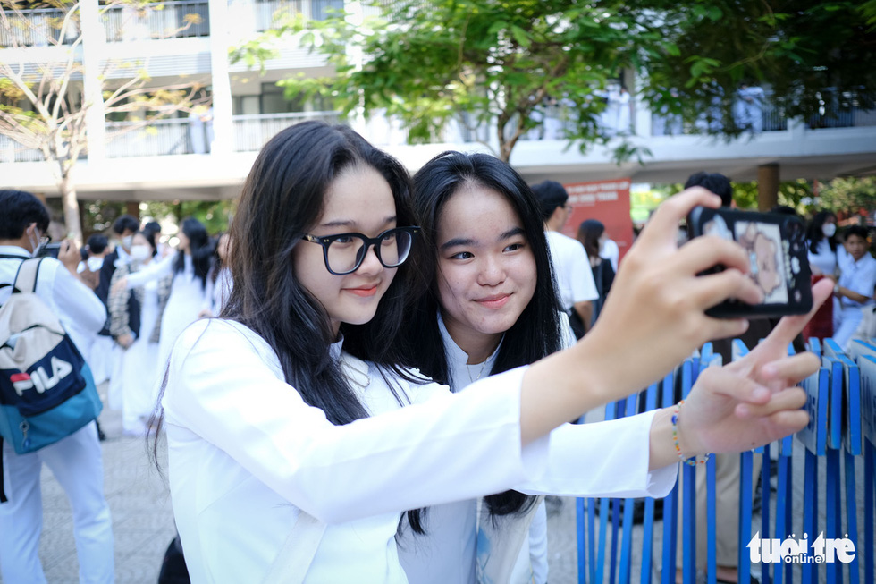 Năm học mới mong tăng lương giáo viên, không còn cảnh 'bốc thăm' đi học - Ảnh 1. Năm học mới mong tăng lương giáo viên, không còn cảnh 'bốc thăm' đi học - Ảnh 1.