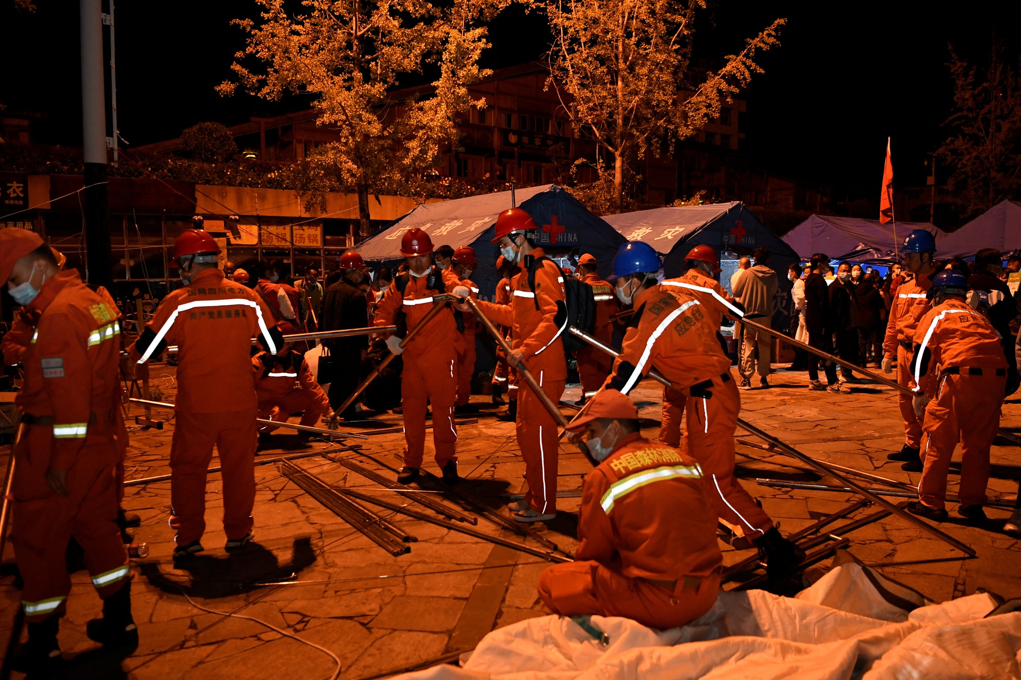 Số người chết do động đất ở Tứ Xuyên đã lên tới 65, 200 người còn mắc kẹt - Ảnh 2.
