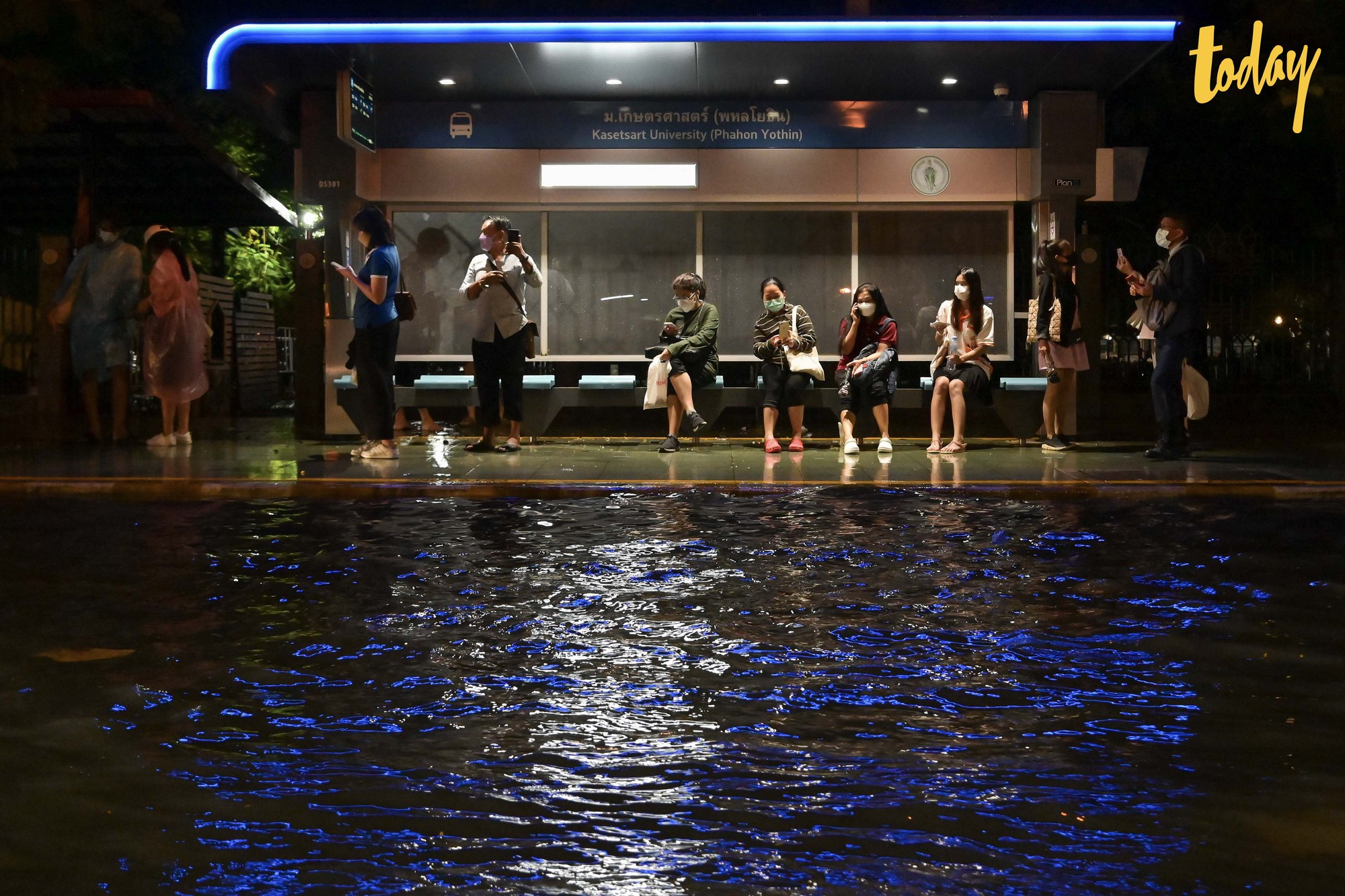 Nhiều tỉnh thành ở Thái Lan, gồm Bangkok, ngập nặng do mưa lớn - Ảnh 3.