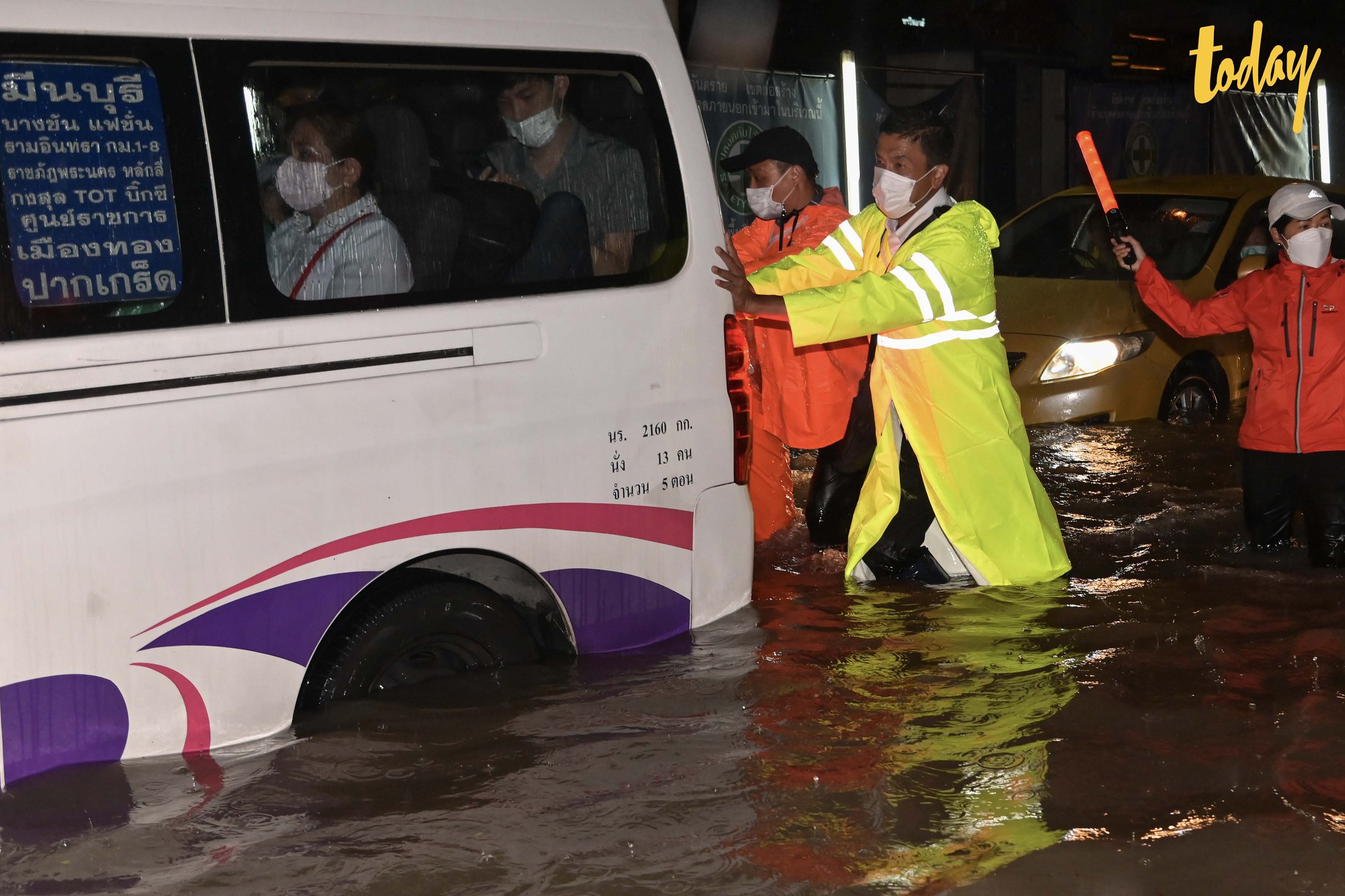 Nhiều tỉnh thành ở Thái Lan, gồm Bangkok, ngập nặng do mưa lớn - Ảnh 2.