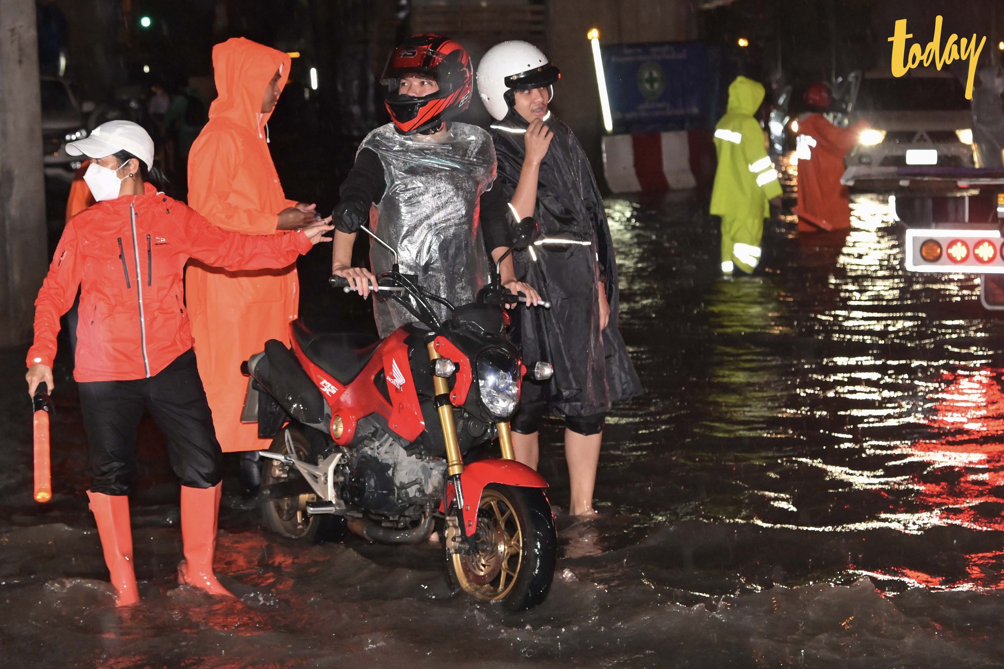 Nhiều tỉnh thành ở Thái Lan, gồm Bangkok, ngập nặng do mưa lớn - Ảnh 1.