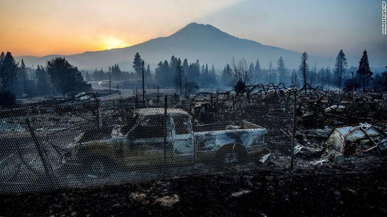 Cháy rừng Fairview ở California khiến 2 người thiệt mạng, cư dân khẩn cấp sơ tán - Ảnh 1.