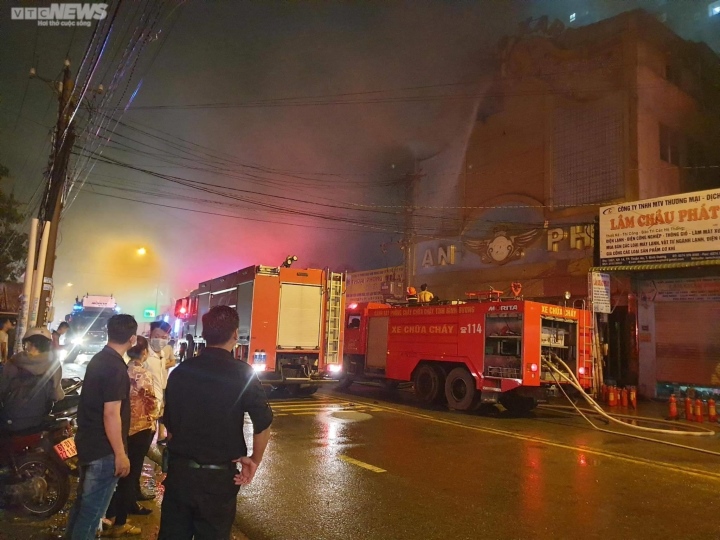 Chủ tịch Bình Dương: Ít nhất 7 người chết trong vụ cháy quán karaoke An Phương - Ảnh 1.