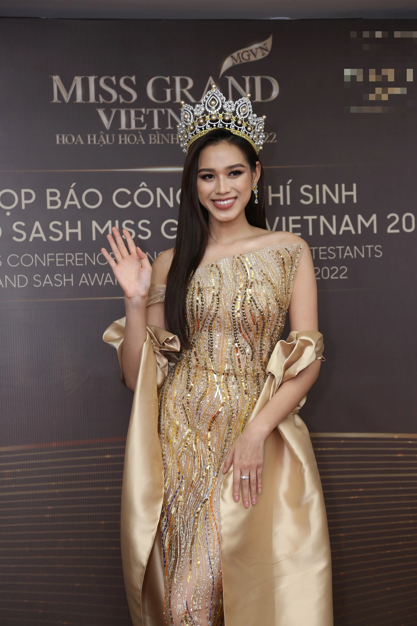 Á hậu Bảo Ngọc đọ dáng siêu mẫu Anh Thư trên thảm đỏ Miss Grand Vietnam - Ảnh 12.