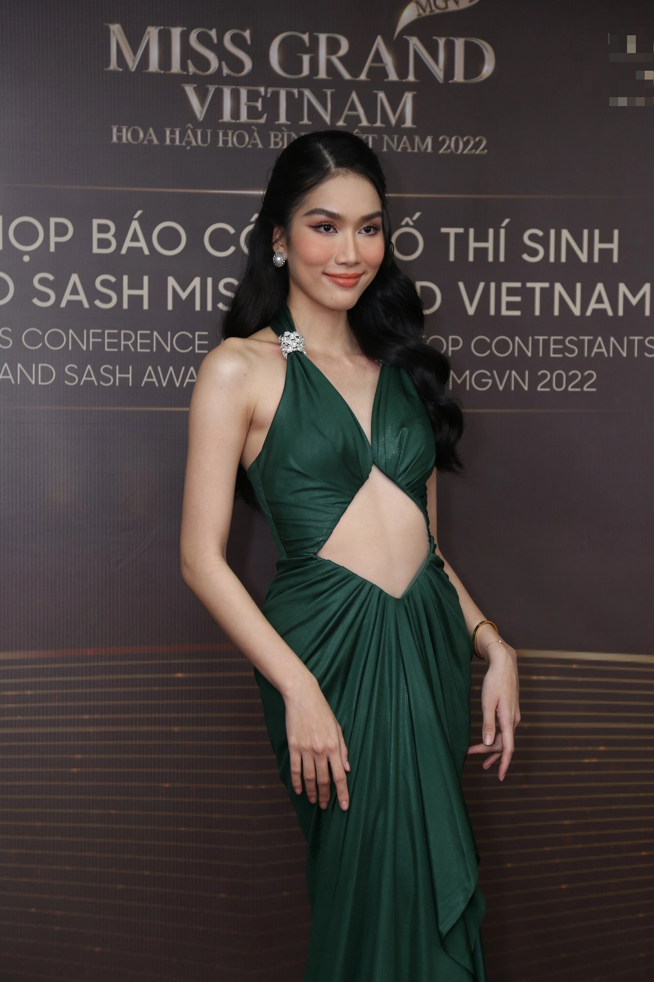 Á hậu Bảo Ngọc đọ dáng siêu mẫu Anh Thư trên thảm đỏ Miss Grand Vietnam - Ảnh 11.