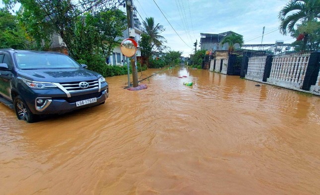 Lâm Đồng ngập chưa từng có sau 4 tiếng mưa lớn, 1 người mất tích - Ảnh 1.