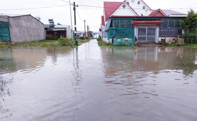 Lâm Đồng ngập chưa từng có sau 4 tiếng mưa lớn, 1 người mất tích - Ảnh 3.