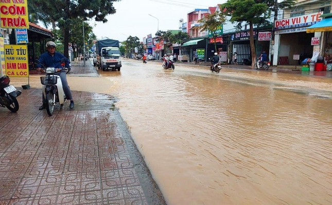 Lâm Đồng ngập chưa từng có sau 4 tiếng mưa lớn, 1 người mất tích - Ảnh 4.