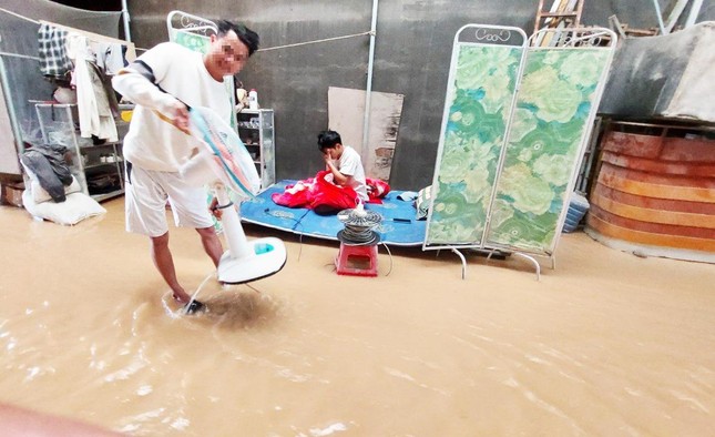 Lâm Đồng ngập chưa từng có sau 4 tiếng mưa lớn, 1 người mất tích - Ảnh 5.