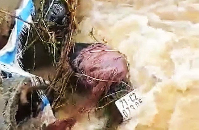 Lâm Đồng ngập chưa từng có sau 4 tiếng mưa lớn, 1 người mất tích - Ảnh 6.