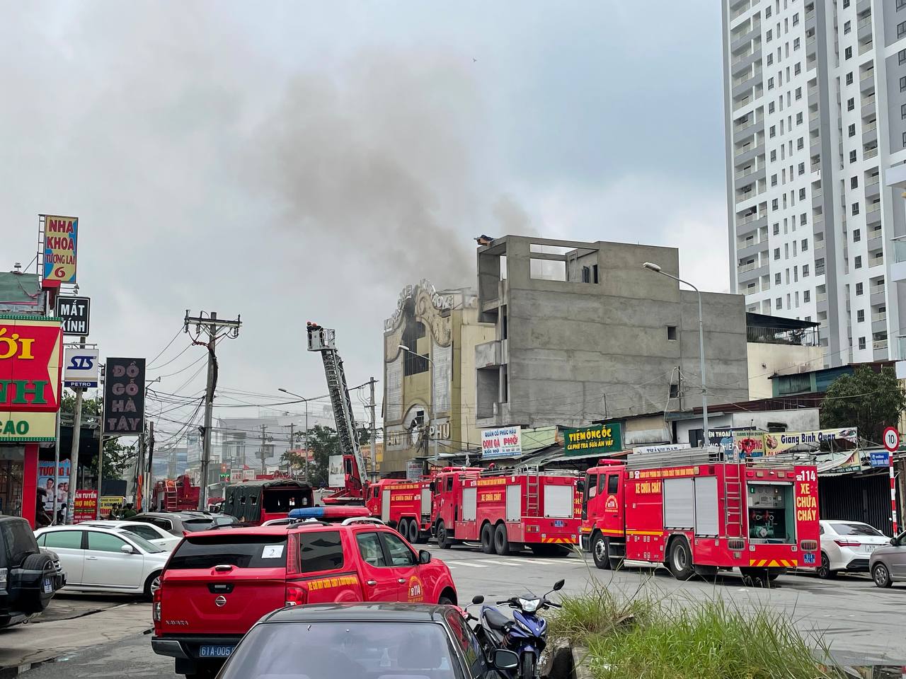 Vụ cháy quán karaoke ở Bình Dương: Ít nhất 12 người chết, phong tỏa ngã 6 TP Thuận An - Ảnh 1.