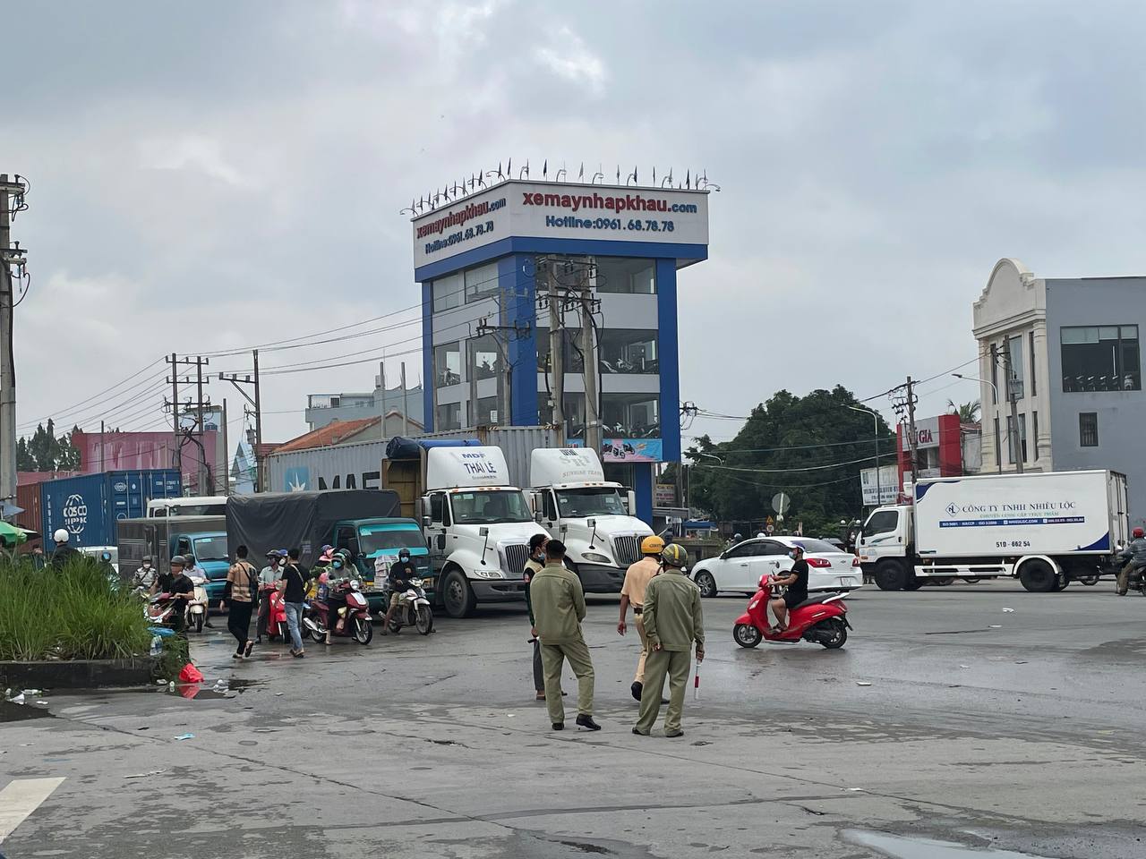 Vụ cháy quán karaoke ở Bình Dương: Ít nhất 12 người chết, phong tỏa ngã 6 TP Thuận An - Ảnh 7.