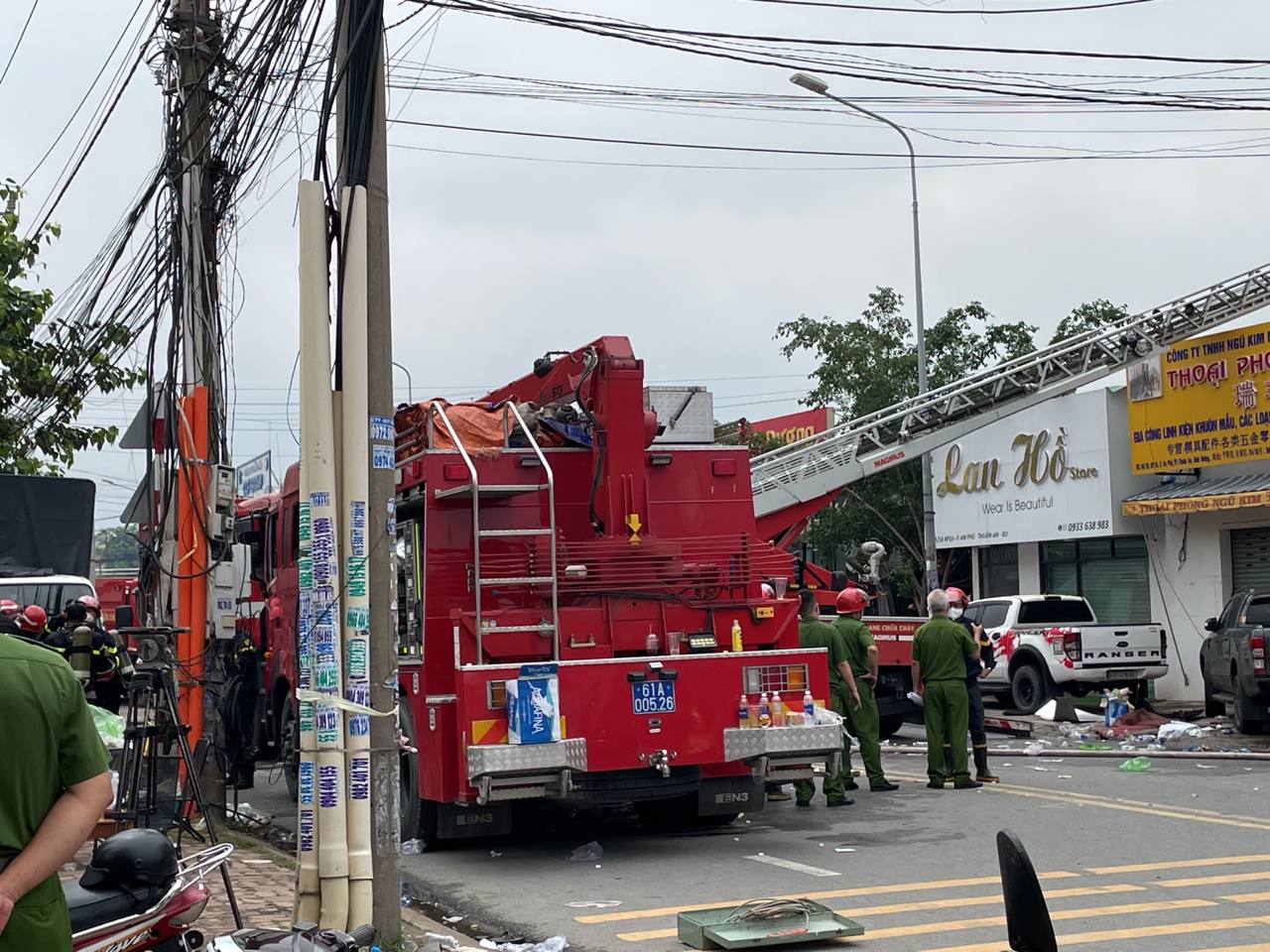 Vụ cháy quán karaoke ở Bình Dương: Ít nhất 12 người chết, phong tỏa ngã 6 TP Thuận An - Ảnh 6.