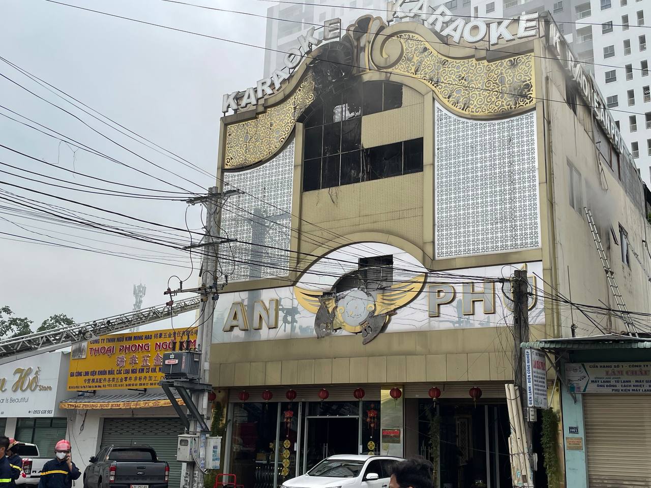 Vụ cháy quán karaoke ở Bình Dương: Ít nhất 12 người chết, phong tỏa ngã 6 TP Thuận An - Ảnh 2.
