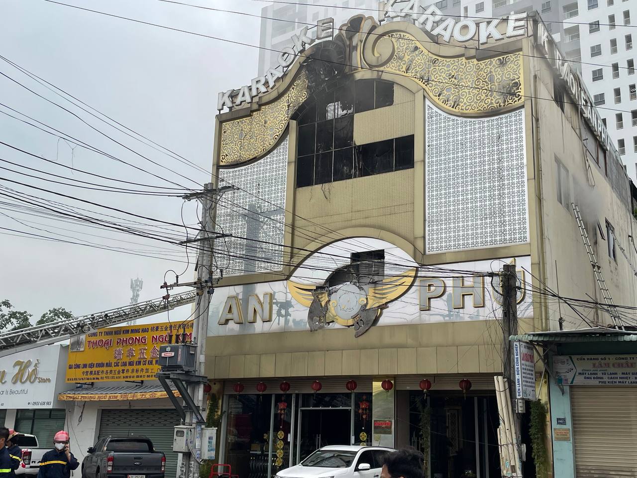 Vụ cháy quán karaoke ở Bình Dương: Ít nhất 12 người chết, phong tỏa ngã 6 TP Thuận An - Ảnh 2. Vụ cháy quán karaoke ở Bình Dương: Ít nhất 12 người chết, phong tỏa ngã 6 TP Thuận An - Ảnh 2.