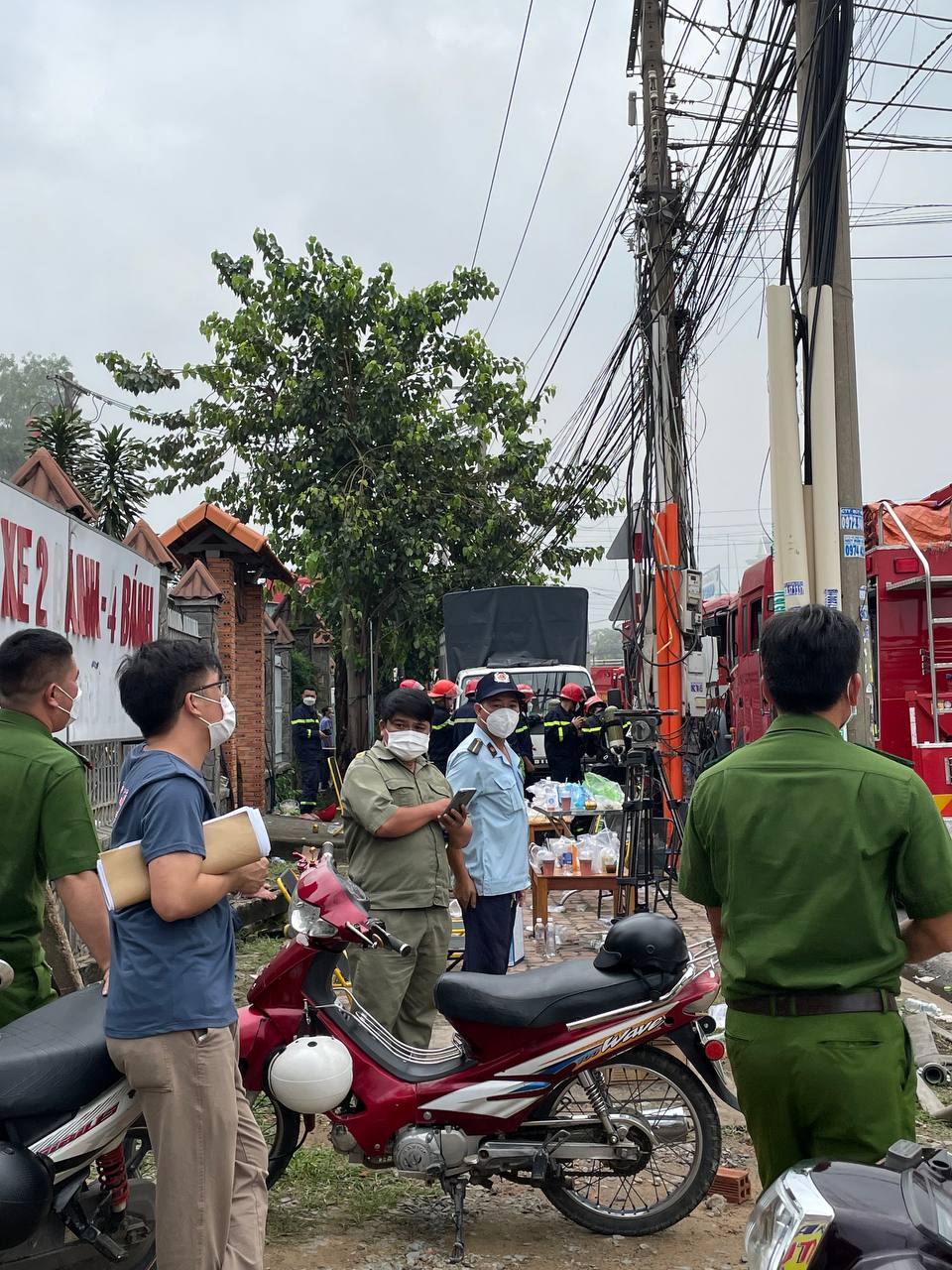 Vụ cháy quán karaoke ở Bình Dương: Ít nhất 12 người chết, phong tỏa ngã 6 TP Thuận An - Ảnh 8.
