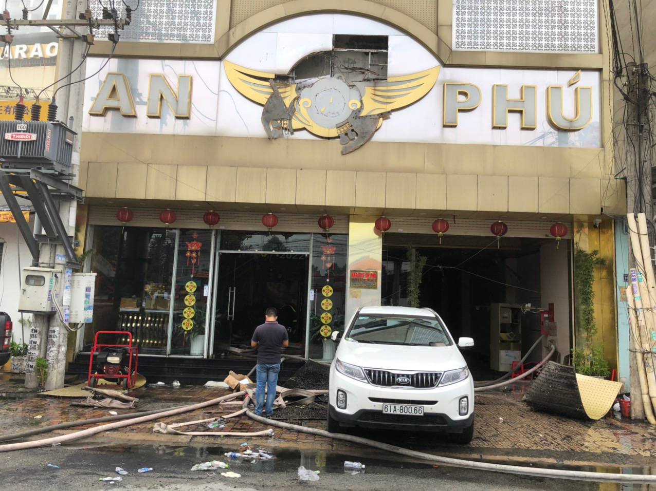 Vụ cháy quán karaoke ở Bình Dương: Ít nhất 12 người chết, phong tỏa ngã 6 TP Thuận An - Ảnh 3. Vụ cháy quán karaoke ở Bình Dương: Ít nhất 12 người chết, phong tỏa ngã 6 TP Thuận An - Ảnh 3.