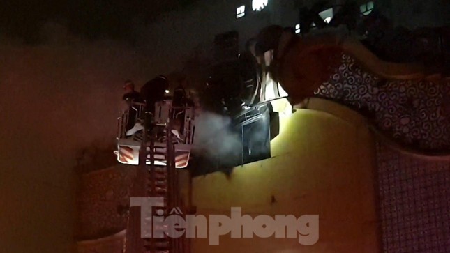 Ít nhất 7 người thương vong trong vụ cháy quán karaoke ở Bình Dương - Ảnh 3.