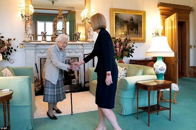 Nữ hoàng Elizabeth II đang được ‘theo dõi y tế', gia đình đến thăm - Ảnh 7.