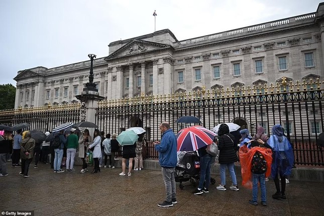 Nữ hoàng Elizabeth II đang được ‘theo dõi y tế', gia đình đến thăm - Ảnh 2.