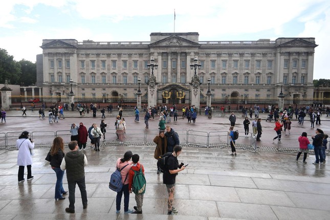 Nữ hoàng Elizabeth II đang được ‘theo dõi y tế', gia đình đến thăm - Ảnh 4.