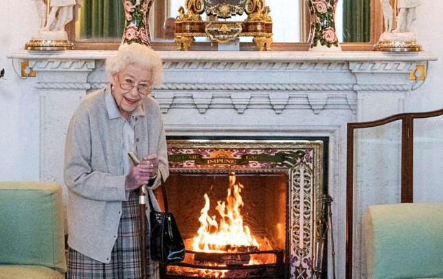 Nữ hoàng Elizabeth II đang được ‘theo dõi y tế', gia đình đến thăm - Ảnh 6.