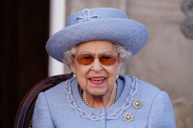 Nữ hoàng Elizabeth II đang được ‘theo dõi y tế', gia đình đến thăm - Ảnh 1.