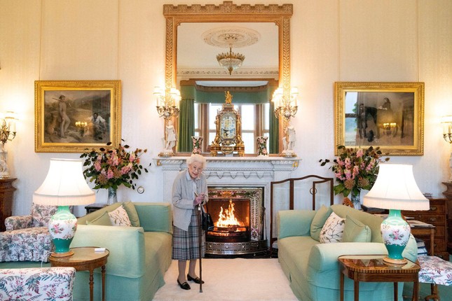Nữ hoàng Elizabeth II đang được ‘theo dõi y tế', gia đình đến thăm - Ảnh 5.