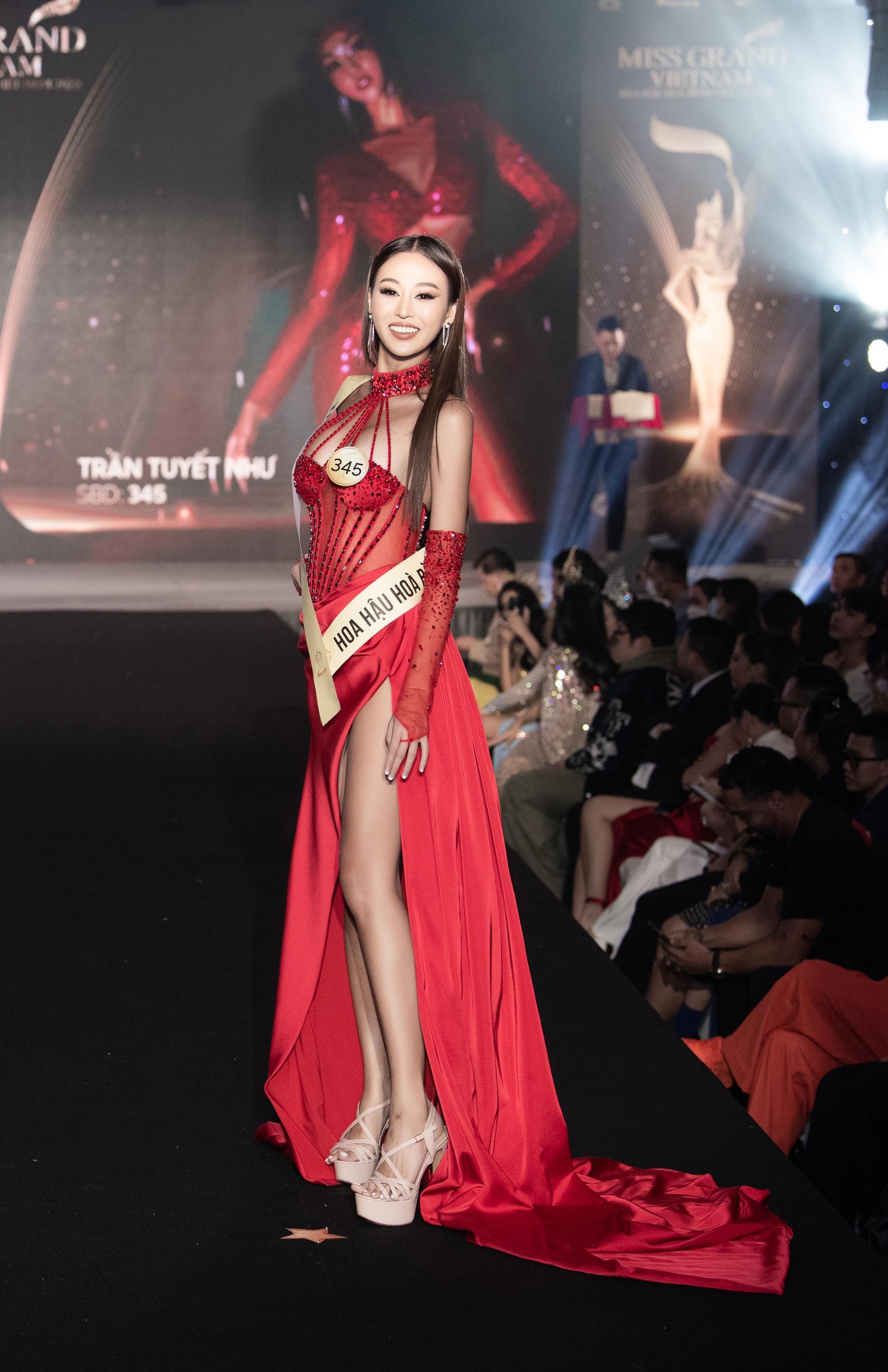 Mai Ngô, Quỳnh Châu tung chiêu catwalk độc đáo tại lễ nhận sash của Miss Grand Vietnam 2022 - Ảnh 4.