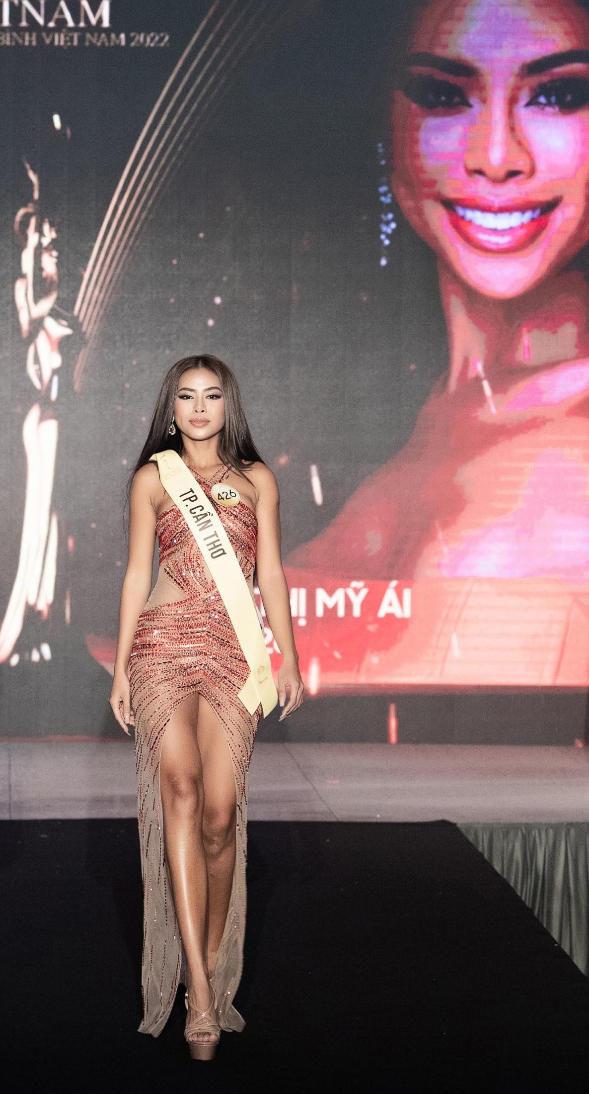 Mai Ngô, Quỳnh Châu tung chiêu catwalk độc đáo tại lễ nhận sash của Miss Grand Vietnam 2022 - Ảnh 7.