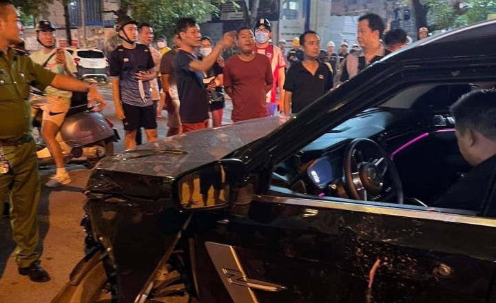 Tài xế ô tô tông liên hoàn rồi bỏ chạy ở Hà Nội là giảng viên đại học - Ảnh 1.